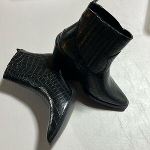 NWOT Seven7 Boots sz10 Black crocs pattern 3in heel excellent condition